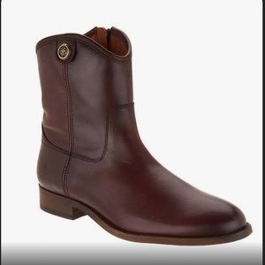 FRYE Leather Side Zip Ankle Boots - Melissa
Button Short 2 Wine Size 7.5